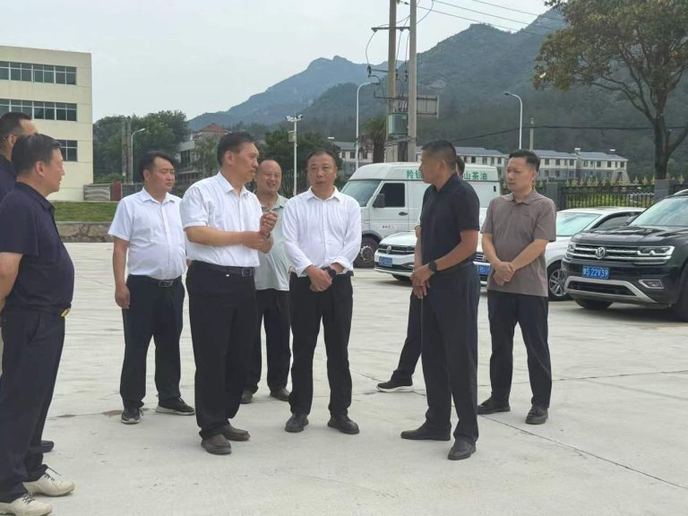 信阳市林业局吴国庆局长一行莅临绿达山茶油调研考察缩略图
