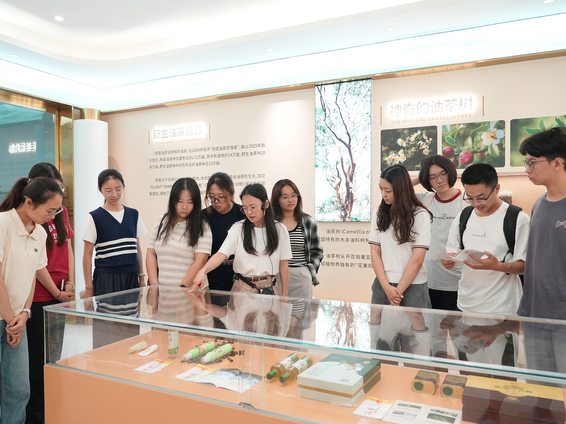 北京大学光华管理学院师生莅临绿达山茶油参观交流插图1 北京大学光华管理学院师生莅临绿达山茶油参观交流插图1